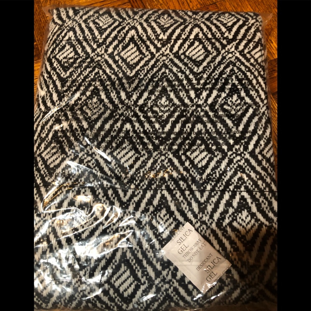 Super soft patterned blanket! Brand new in package - Picture 7 of 8